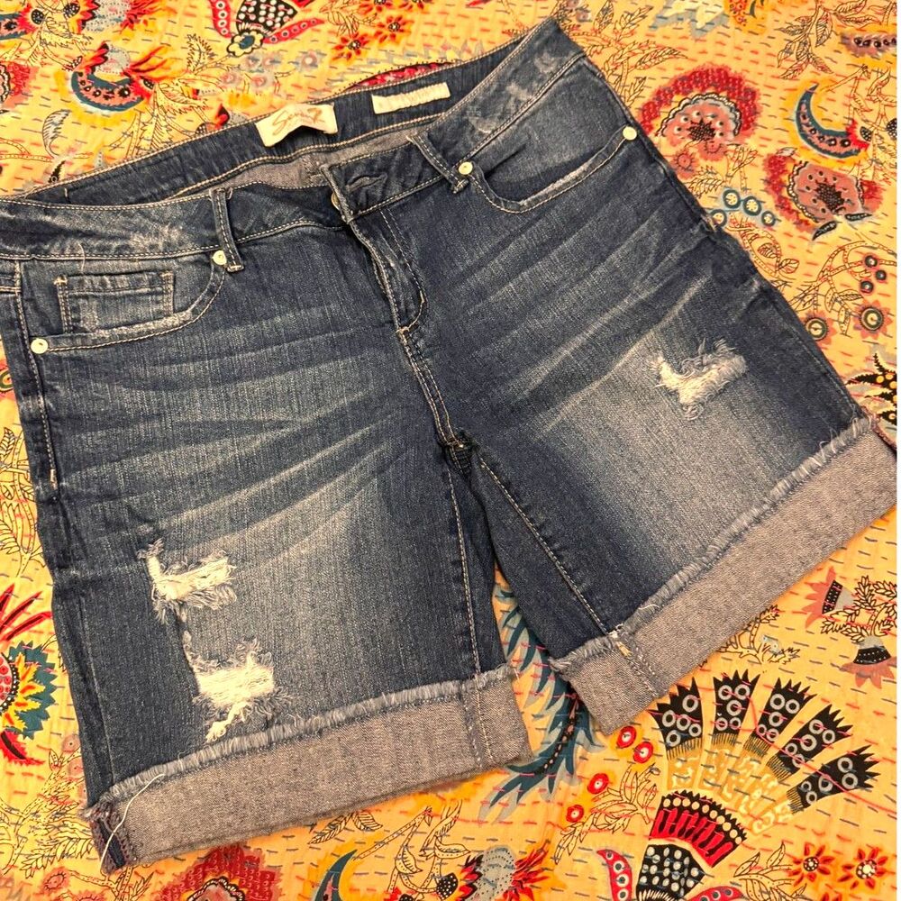 SEVEN7 Women’s sz6 Easy-Fit Distressed Cut-Off Denim Shorts